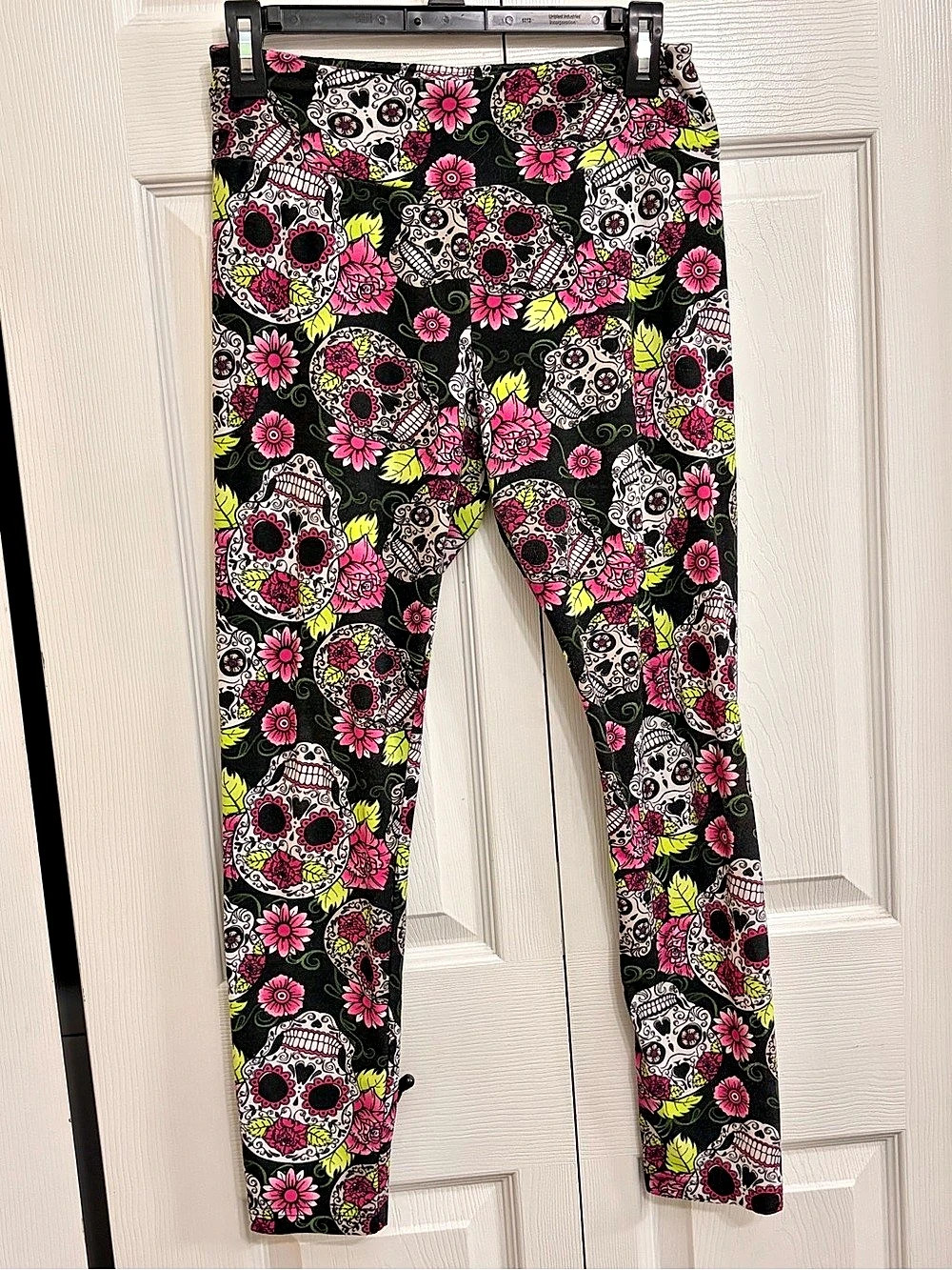 No Boundaries Floral Skull Print Leggings in Black & Pink Size Medium Like New